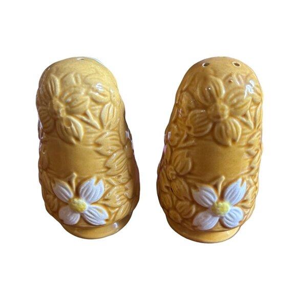 Vintage Yellow Florida Ceramic Flower Salt & Pepper Shakers Set Collectible - Picture 2 of 6
